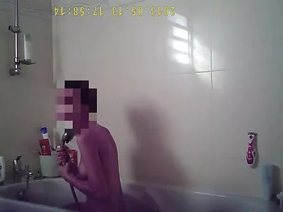 کینزی گرین باتھ روم میں خوش قسمت سکس انلاین ایرانی آدمی
