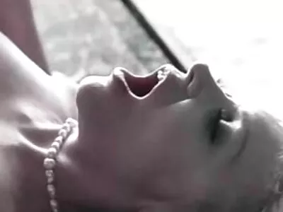 Delilah ایک بہت فیلم سکسی ایرانی خفن بڑا، سیاہ ڈک چوس رہا ہے