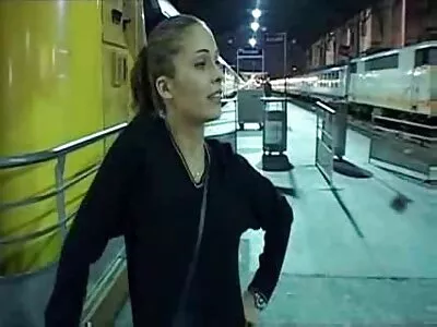 سوسی MILF Alix Lynx ايراني سيکس نوجوان بلی چاٹنے سے لطف اندوز ہوتا ہے۔